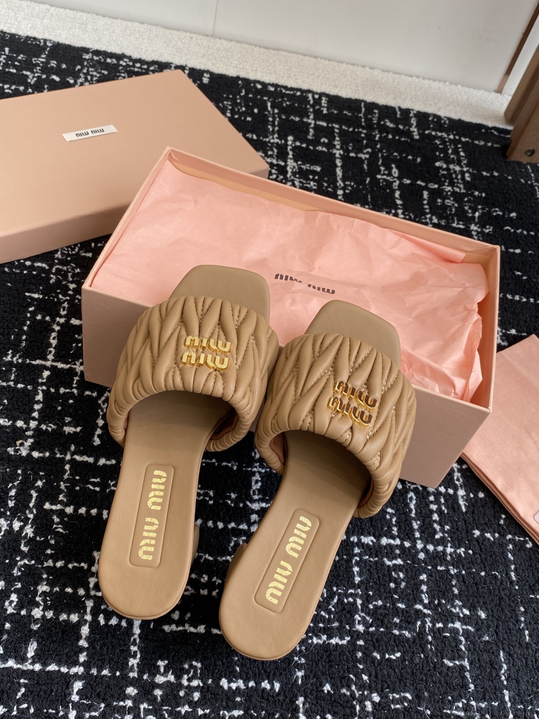 代购级
Miu Miu 25ss 最新夏季 粗跟 褶皱 牛仔布 拖鞋

今年夏天为你们多准备几双必备拖鞋