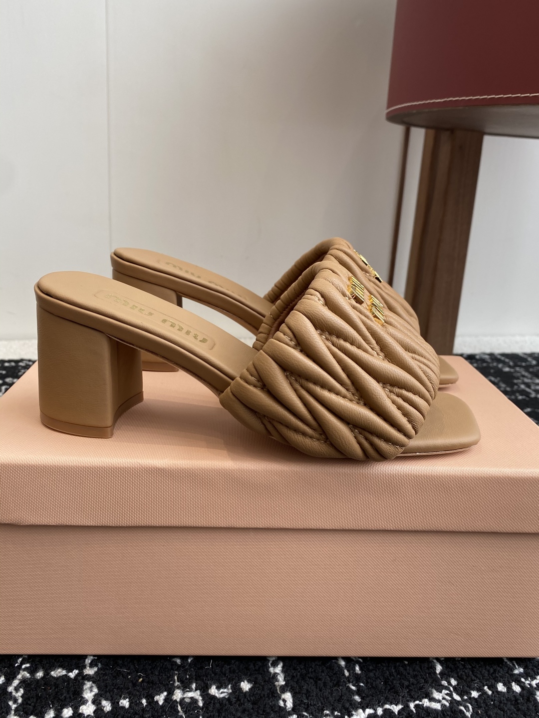 代购级
Miu Miu 25ss 最新夏季 粗跟 褶皱 牛仔布 拖鞋

今年夏天为你们多准备几双必备拖鞋