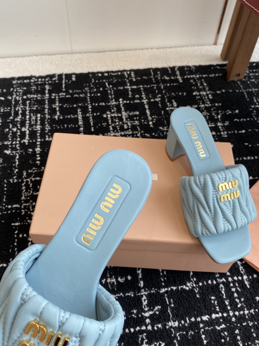 代购级
Miu Miu 25ss 最新夏季 粗跟 褶皱 牛仔布 拖鞋

今年夏天为你们多准备几双必备拖鞋