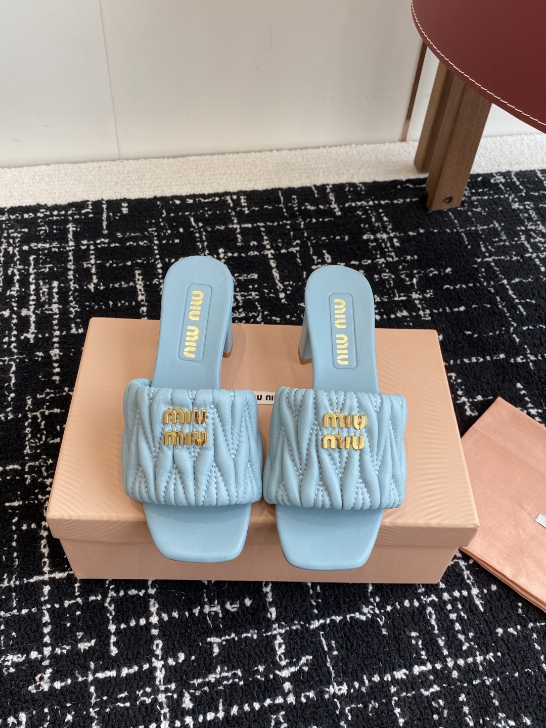 代购级
Miu Miu 25ss 最新夏季 粗跟 褶皱 牛仔布 拖鞋

今年夏天为你们多准备几双必备拖鞋