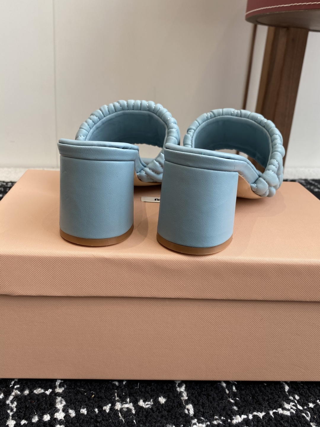 代购级
Miu Miu 25ss 最新夏季 粗跟 褶皱 牛仔布 拖鞋

今年夏天为你们多准备几双必备拖鞋
