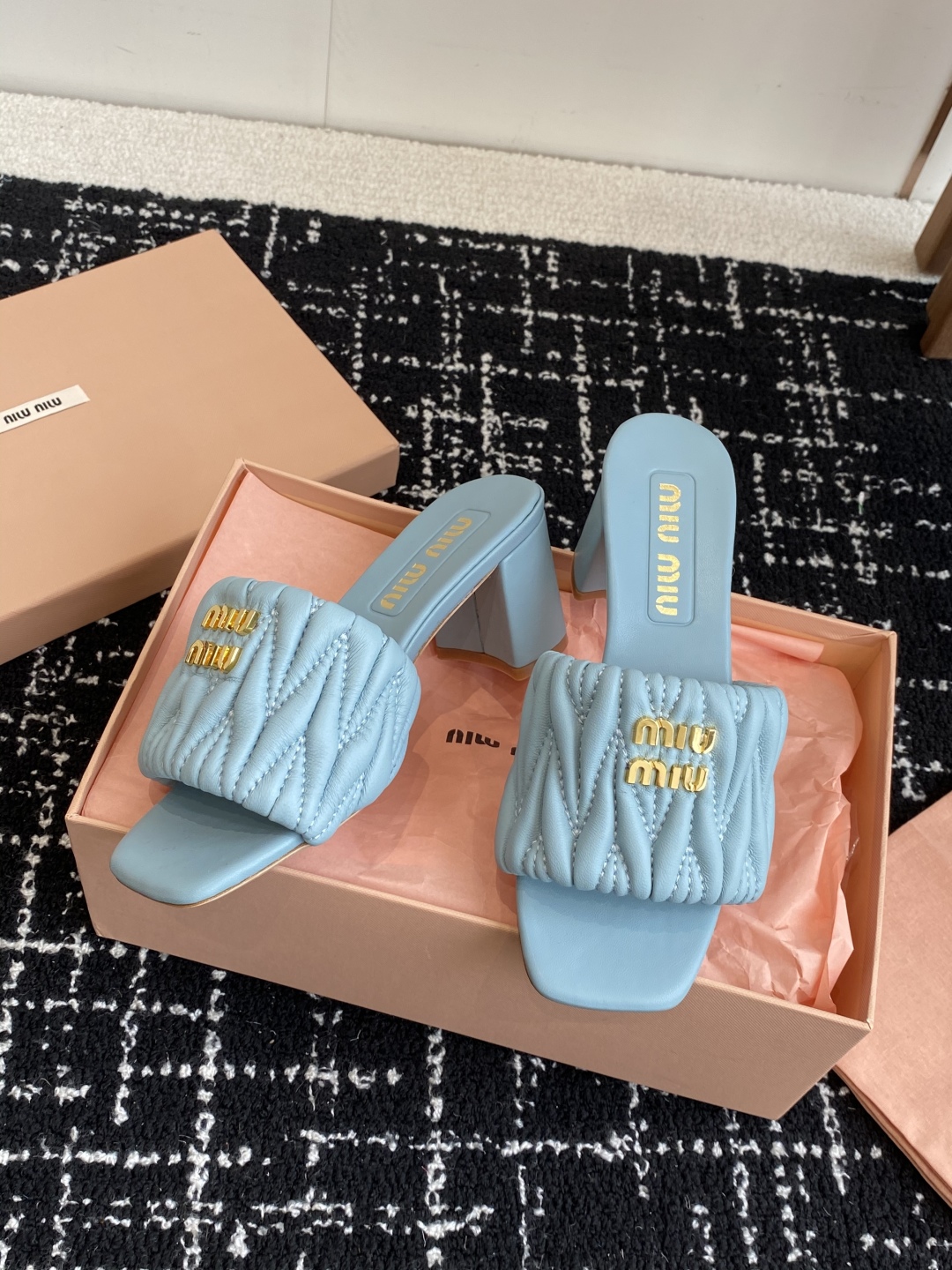 代购级
Miu Miu 25ss 最新夏季 粗跟 褶皱 牛仔布 拖鞋

今年夏天为你们多准备几双必备拖鞋