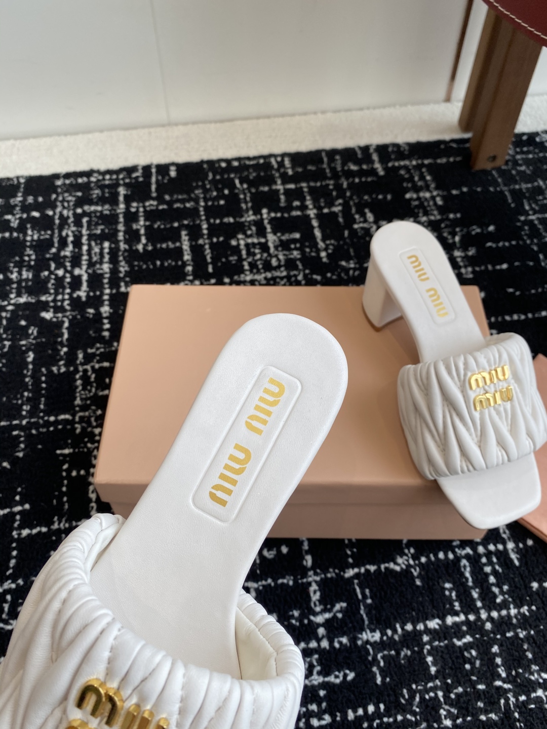 代购级
Miu Miu 25ss 最新夏季 粗跟 褶皱 牛仔布 拖鞋

今年夏天为你们多准备几双必备拖鞋