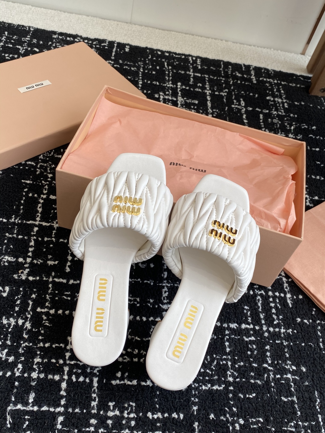 代购级
Miu Miu 25ss 最新夏季 粗跟 褶皱 牛仔布 拖鞋

今年夏天为你们多准备几双必备拖鞋