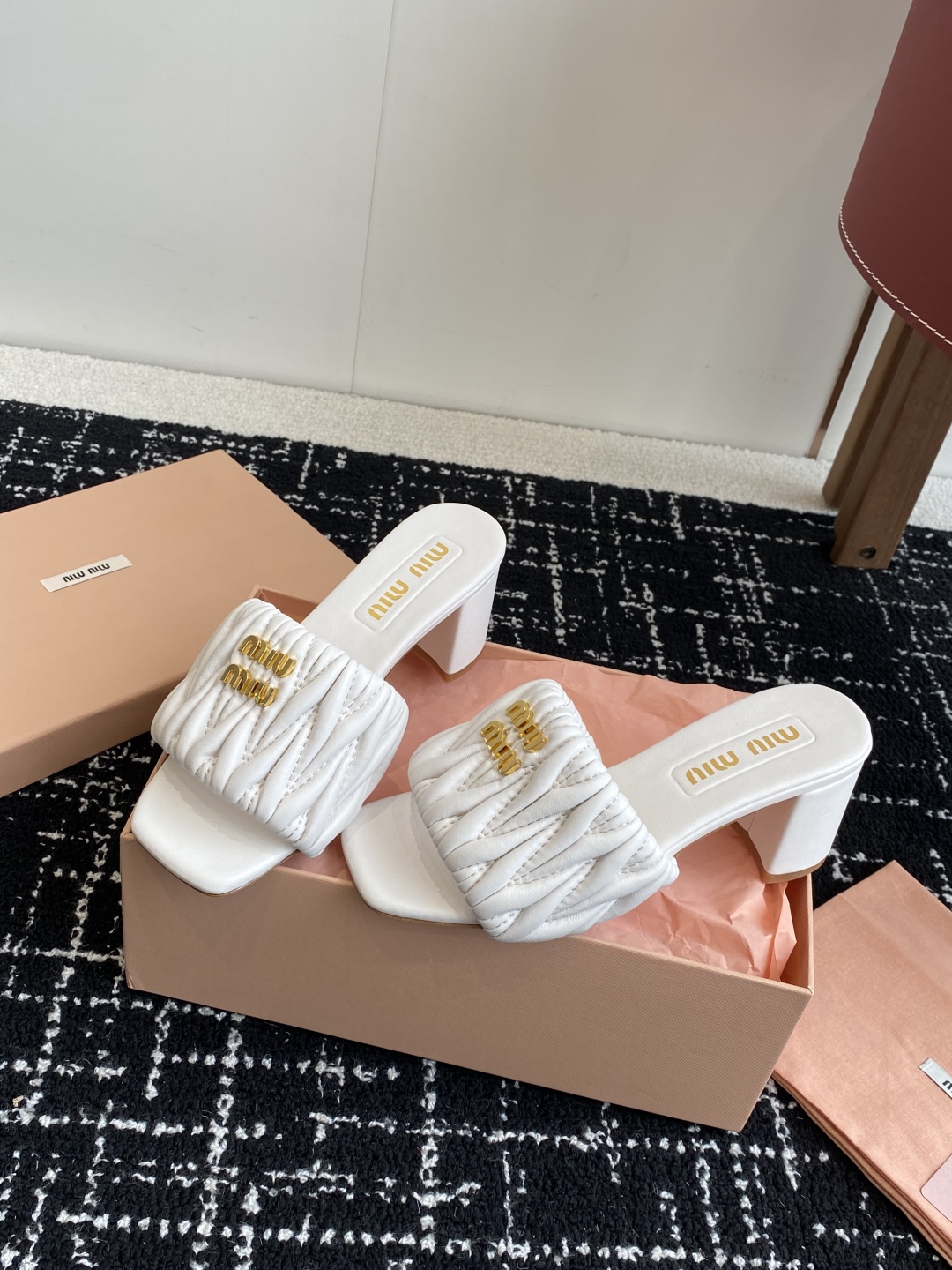 代购级
Miu Miu 25ss 最新夏季 粗跟 褶皱 牛仔布 拖鞋

今年夏天为你们多准备几双必备拖鞋