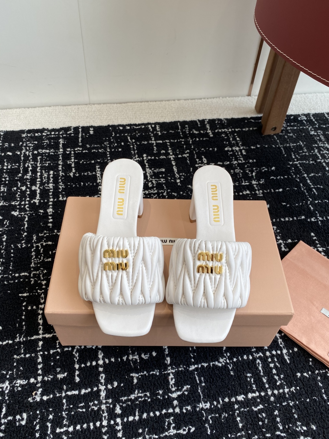 代购级
Miu Miu 25ss 最新夏季 粗跟 褶皱 牛仔布 拖鞋

今年夏天为你们多准备几双必备拖鞋