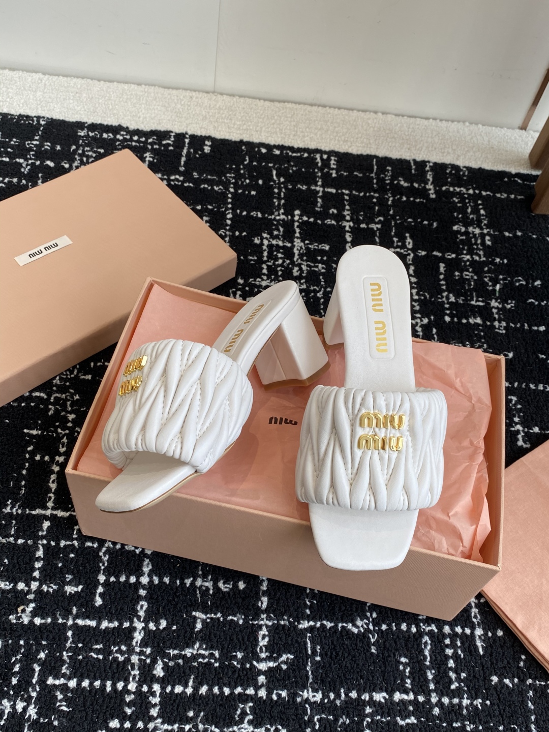 代购级
Miu Miu 25ss 最新夏季 粗跟 褶皱 牛仔布 拖鞋

今年夏天为你们多准备几双必备拖鞋