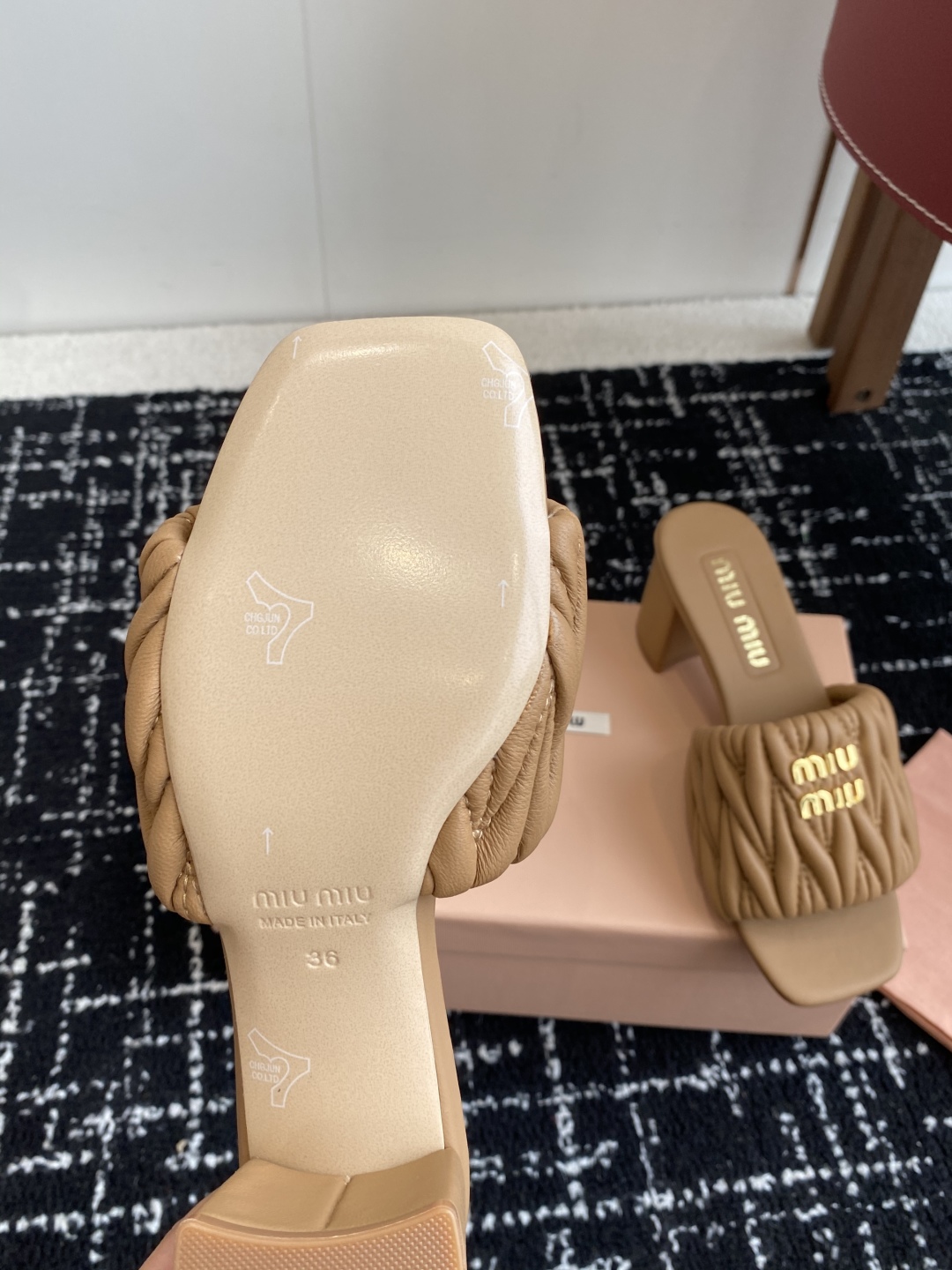 代购级
Miu Miu 25ss 最新夏季 粗跟 褶皱 牛仔布 拖鞋

今年夏天为你们多准备几双必备拖鞋