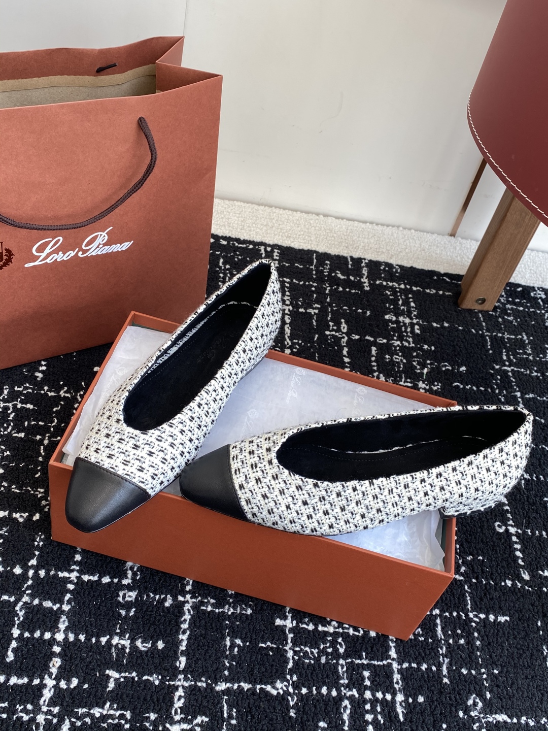 代购级
Loro Piana/ lp。 25ss 春夏新款 经典绝美 复古平底单鞋 

极简主义风格，复