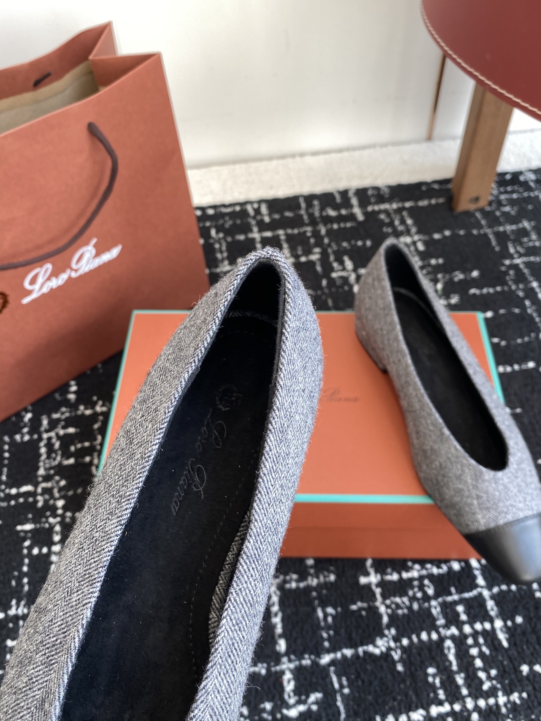 代购级
Loro Piana/ lp。 25ss 春夏新款 经典绝美 复古平底单鞋 

极简主义风格，复