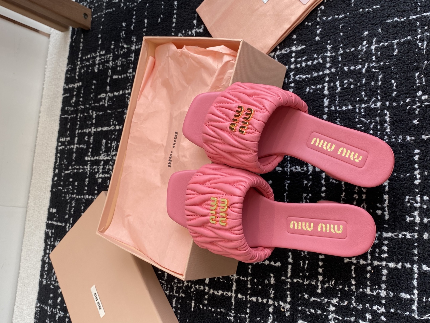 代购级
Miu Miu 25ss 最新夏季 粗跟 褶皱 牛仔布 拖鞋

今年夏天为你们多准备几双必备拖鞋