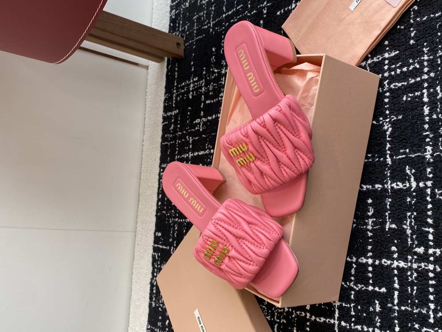 代购级
Miu Miu 25ss 最新夏季 粗跟 褶皱 牛仔布 拖鞋

今年夏天为你们多准备几双必备拖鞋