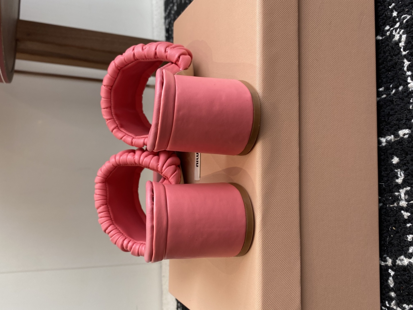 代购级
Miu Miu 25ss 最新夏季 粗跟 褶皱 牛仔布 拖鞋

今年夏天为你们多准备几双必备拖鞋