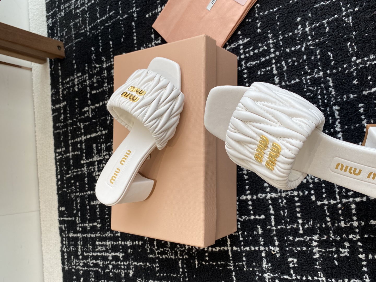 代购级
Miu Miu 25ss 最新夏季 粗跟 褶皱 牛仔布 拖鞋

今年夏天为你们多准备几双必备拖鞋