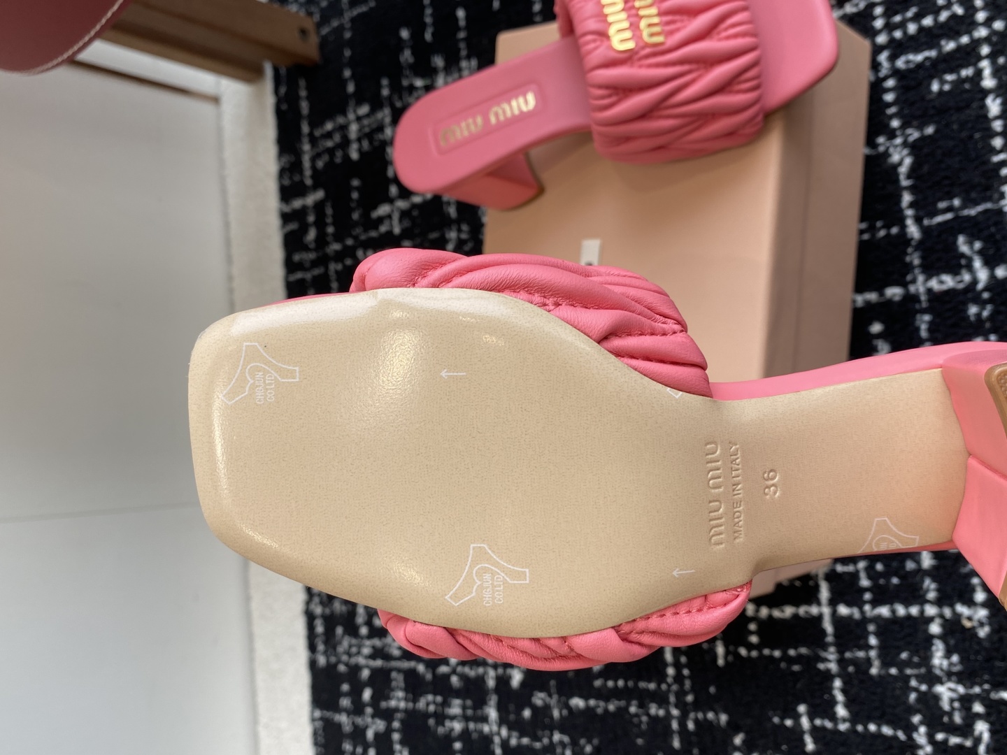 代购级
Miu Miu 25ss 最新夏季 粗跟 褶皱 牛仔布 拖鞋

今年夏天为你们多准备几双必备拖鞋