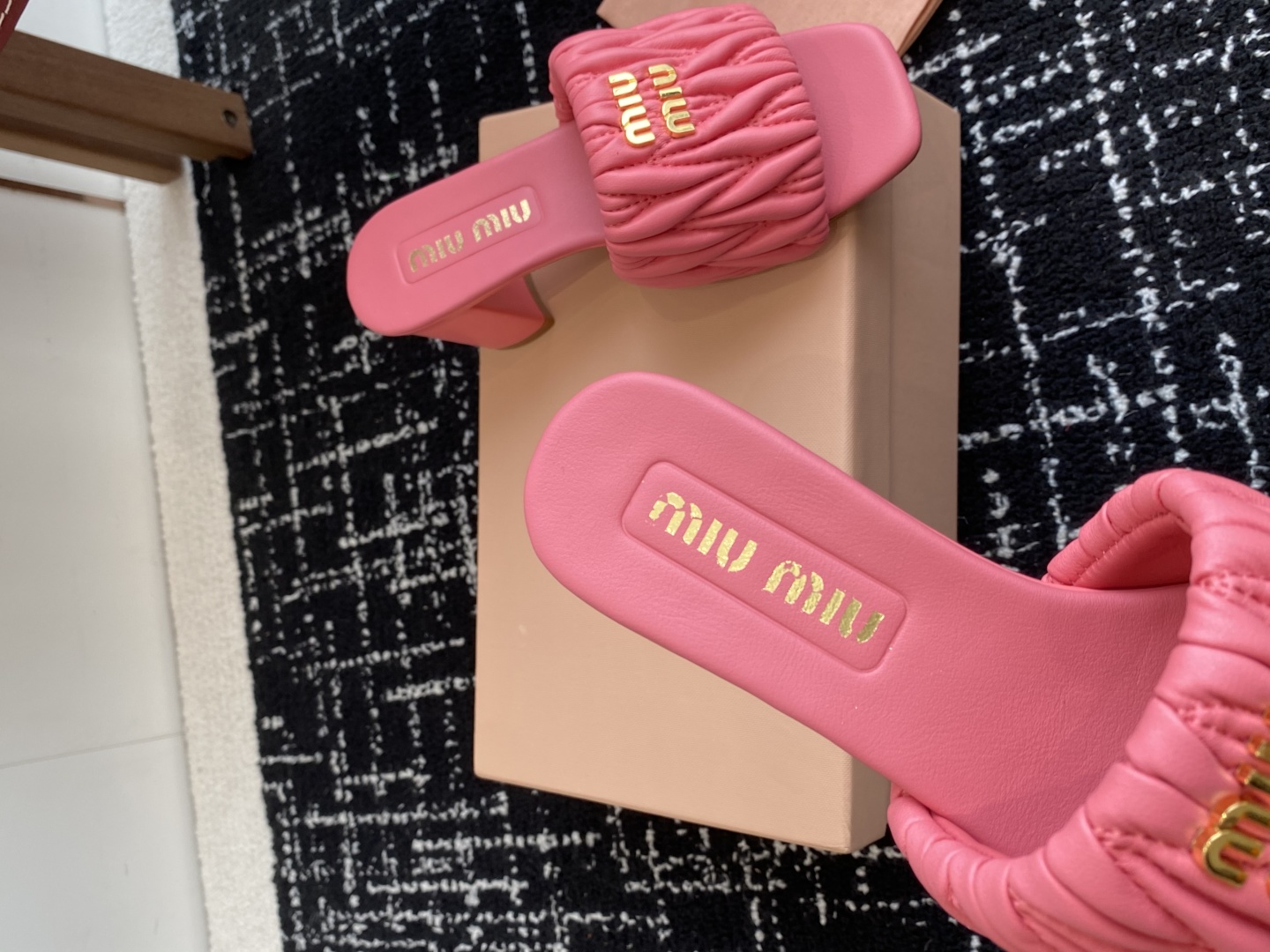 代购级
Miu Miu 25ss 最新夏季 粗跟 褶皱 牛仔布 拖鞋

今年夏天为你们多准备几双必备拖鞋