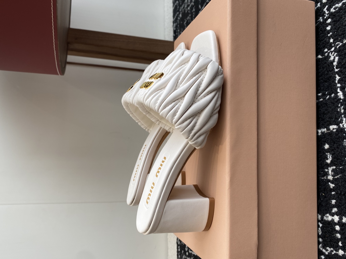 代购级
Miu Miu 25ss 最新夏季 粗跟 褶皱 牛仔布 拖鞋

今年夏天为你们多准备几双必备拖鞋