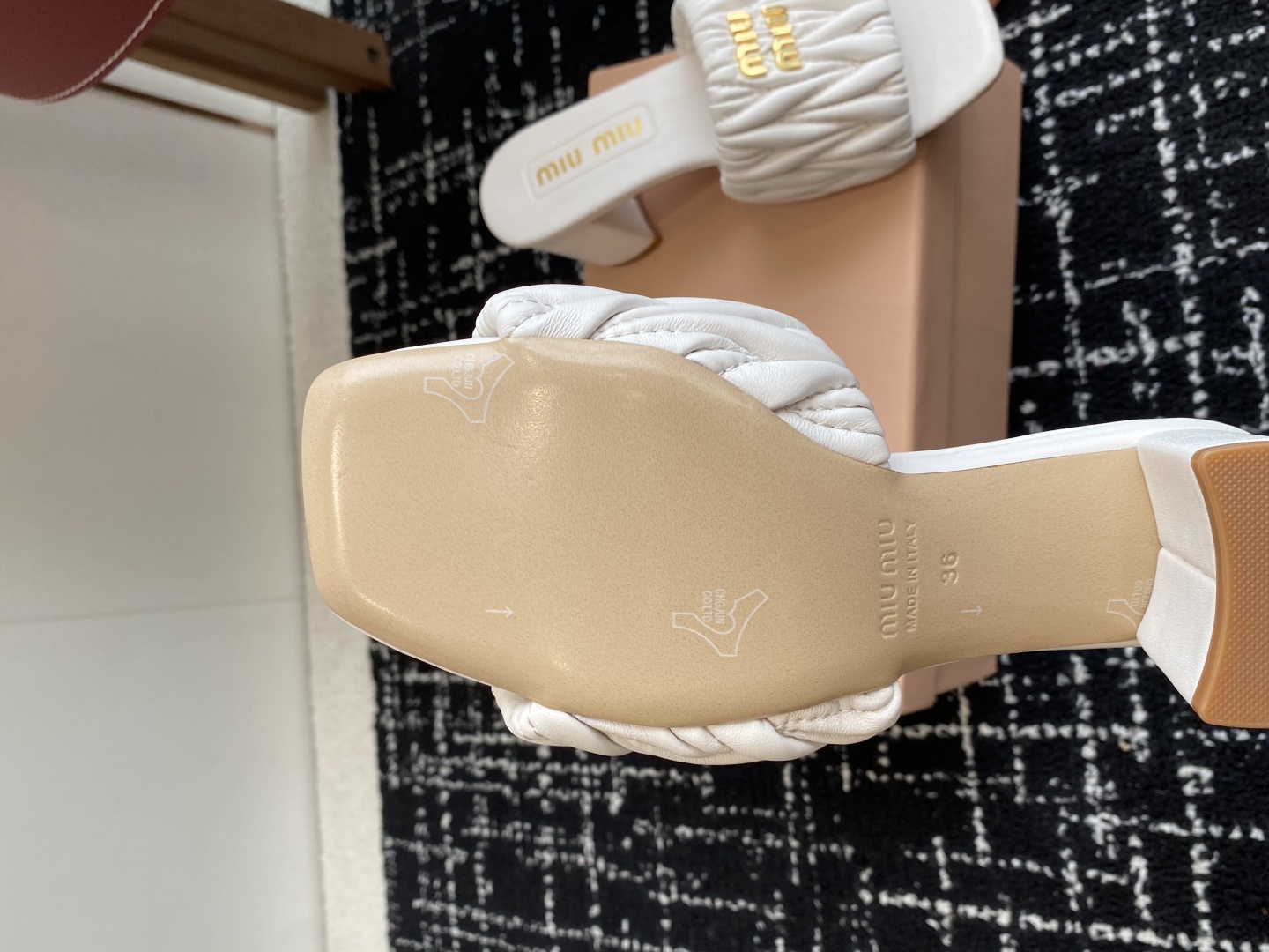 代购级
Miu Miu 25ss 最新夏季 粗跟 褶皱 牛仔布 拖鞋

今年夏天为你们多准备几双必备拖鞋