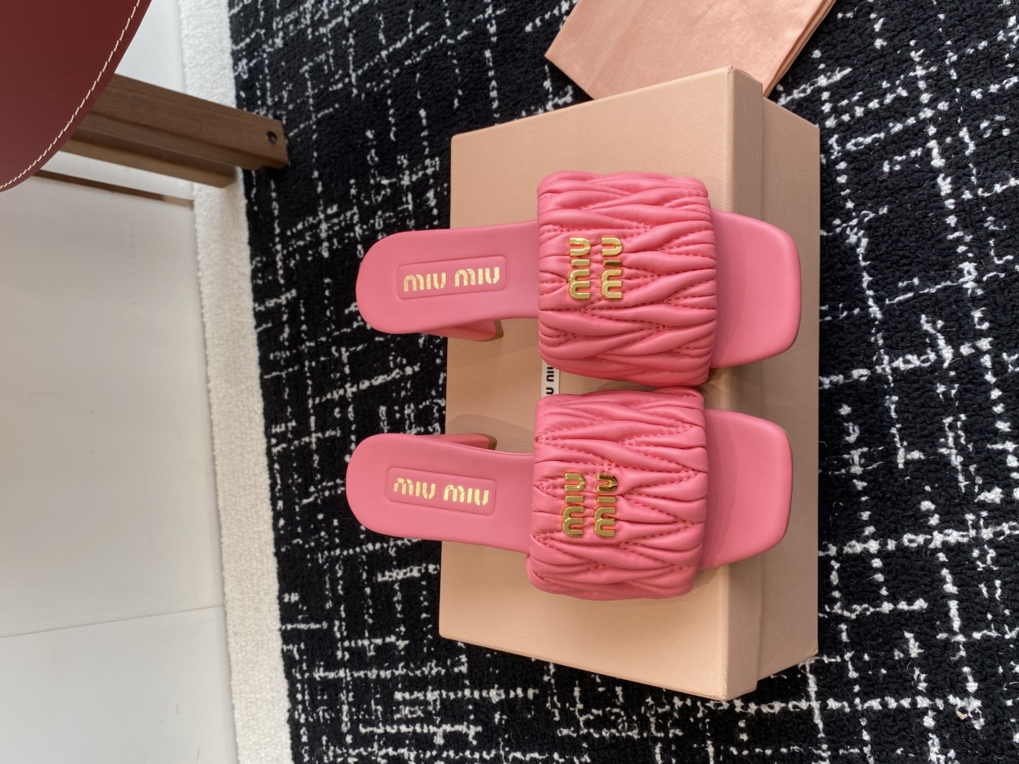 代购级
Miu Miu 25ss 最新夏季 粗跟 褶皱 牛仔布 拖鞋

今年夏天为你们多准备几双必备拖鞋