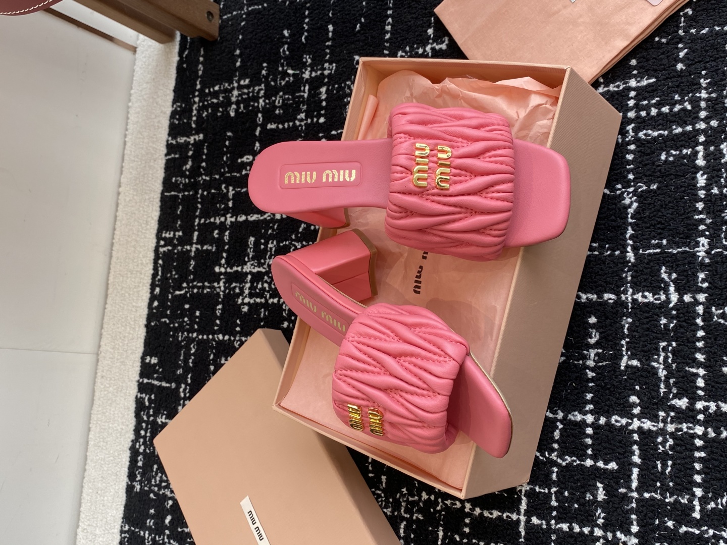 代购级
Miu Miu 25ss 最新夏季 粗跟 褶皱 牛仔布 拖鞋

今年夏天为你们多准备几双必备拖鞋