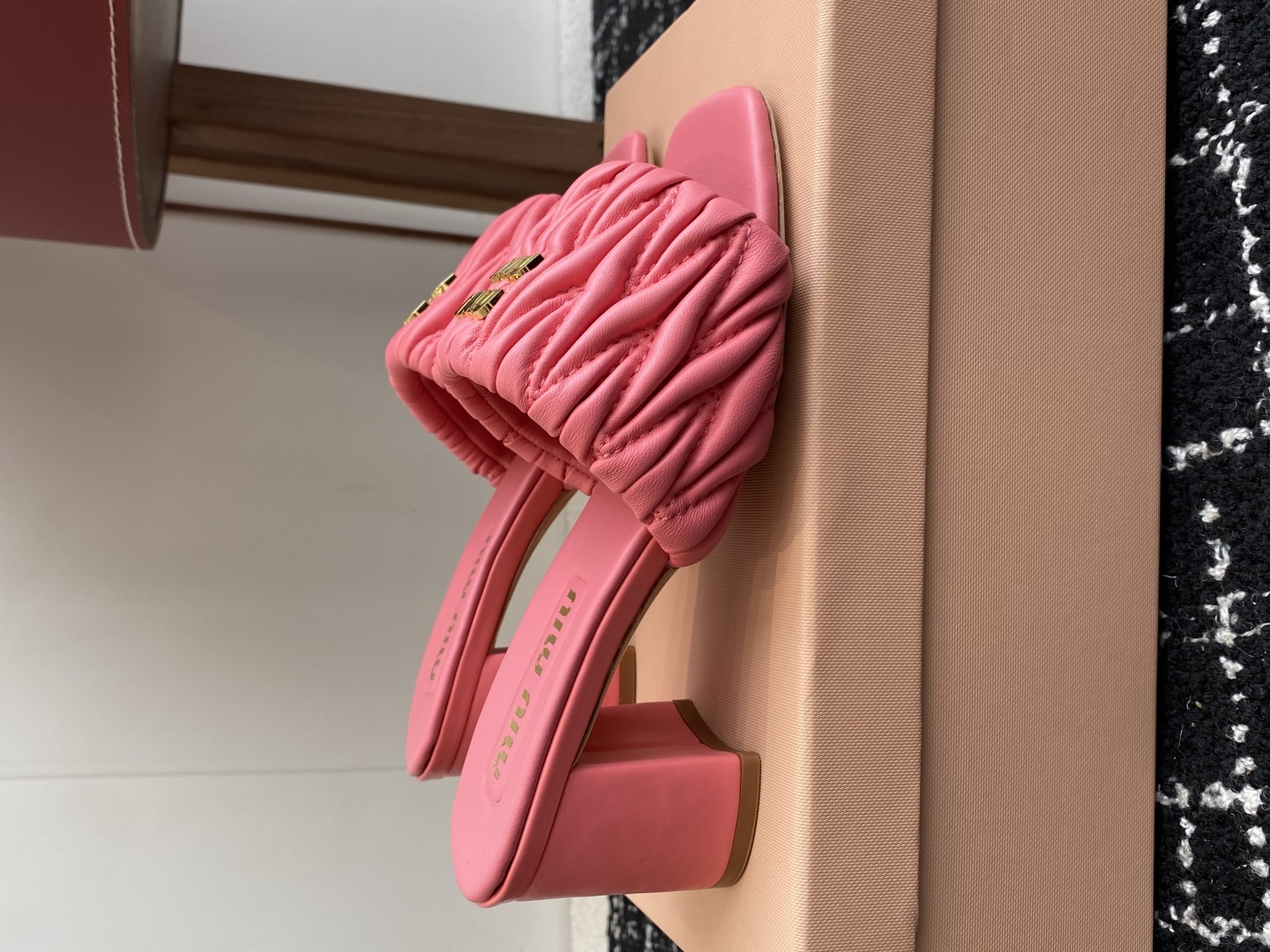 代购级
Miu Miu 25ss 最新夏季 粗跟 褶皱 牛仔布 拖鞋

今年夏天为你们多准备几双必备拖鞋