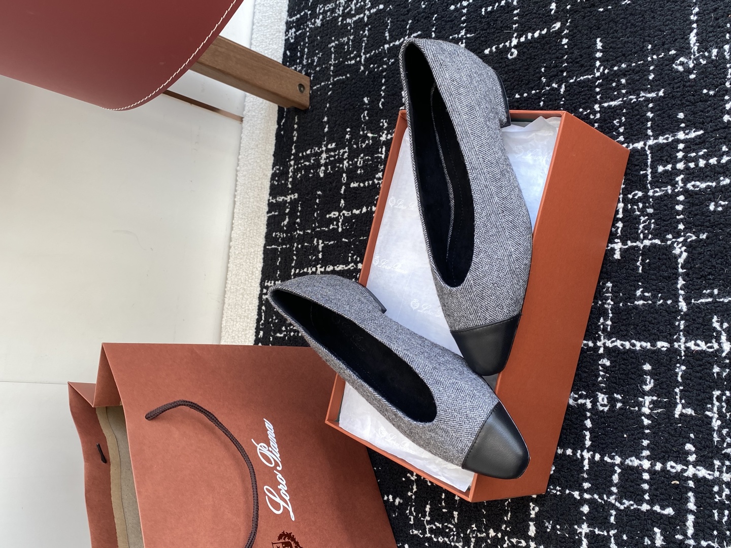 代购级
Loro Piana/ lp。 25ss 春夏新款 经典绝美 复古平底单鞋 

极简主义风格，复