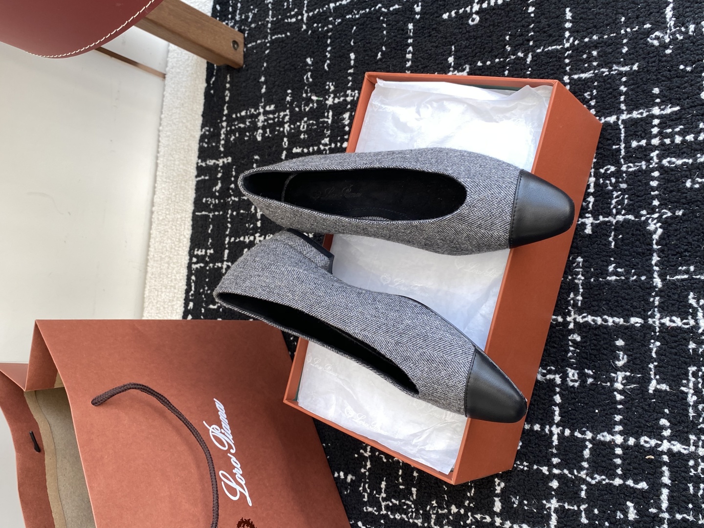 代购级
Loro Piana/ lp。 25ss 春夏新款 经典绝美 复古平底单鞋 

极简主义风格，复