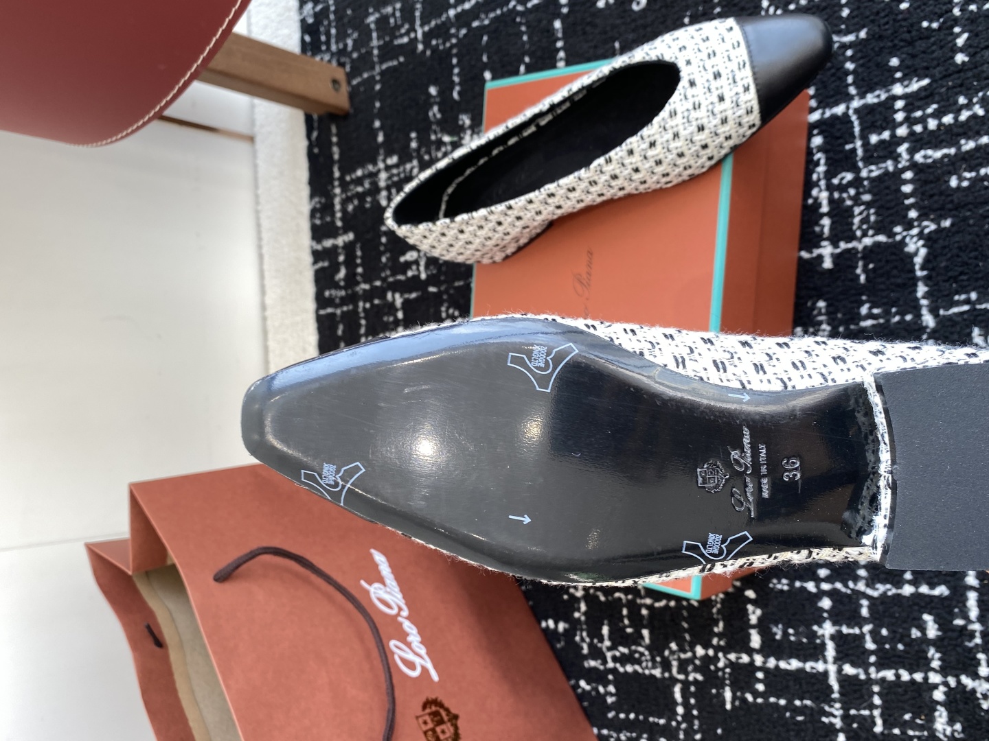代购级
Loro Piana/ lp。 25ss 春夏新款 经典绝美 复古平底单鞋 

极简主义风格，复