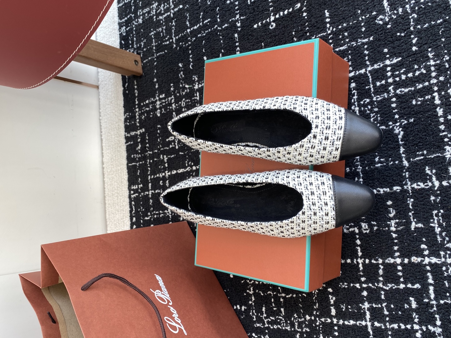 代购级
Loro Piana/ lp。 25ss 春夏新款 经典绝美 复古平底单鞋 

极简主义风格，复