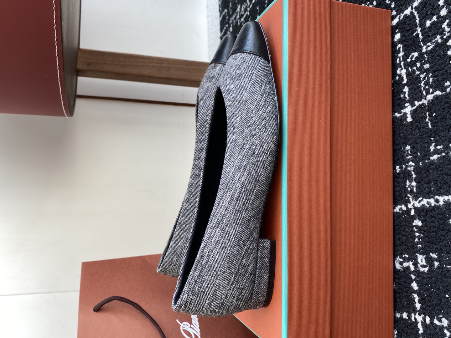 代购级
Loro Piana/ lp。 25ss 春夏新款 经典绝美 复古平底单鞋 

极简主义风格，复