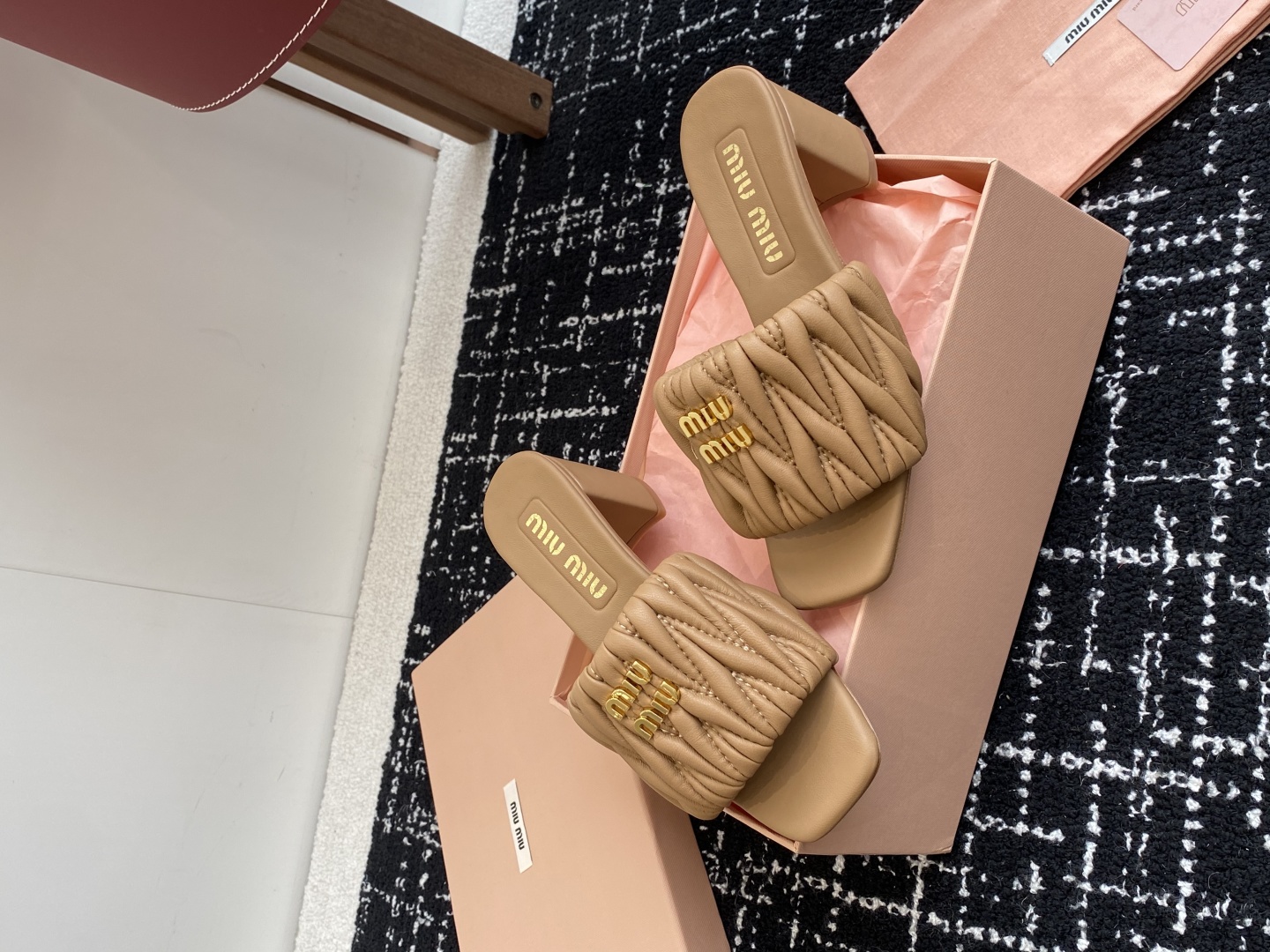 代购级
Miu Miu 25ss 最新夏季 粗跟 褶皱 牛仔布 拖鞋

今年夏天为你们多准备几双必备拖鞋