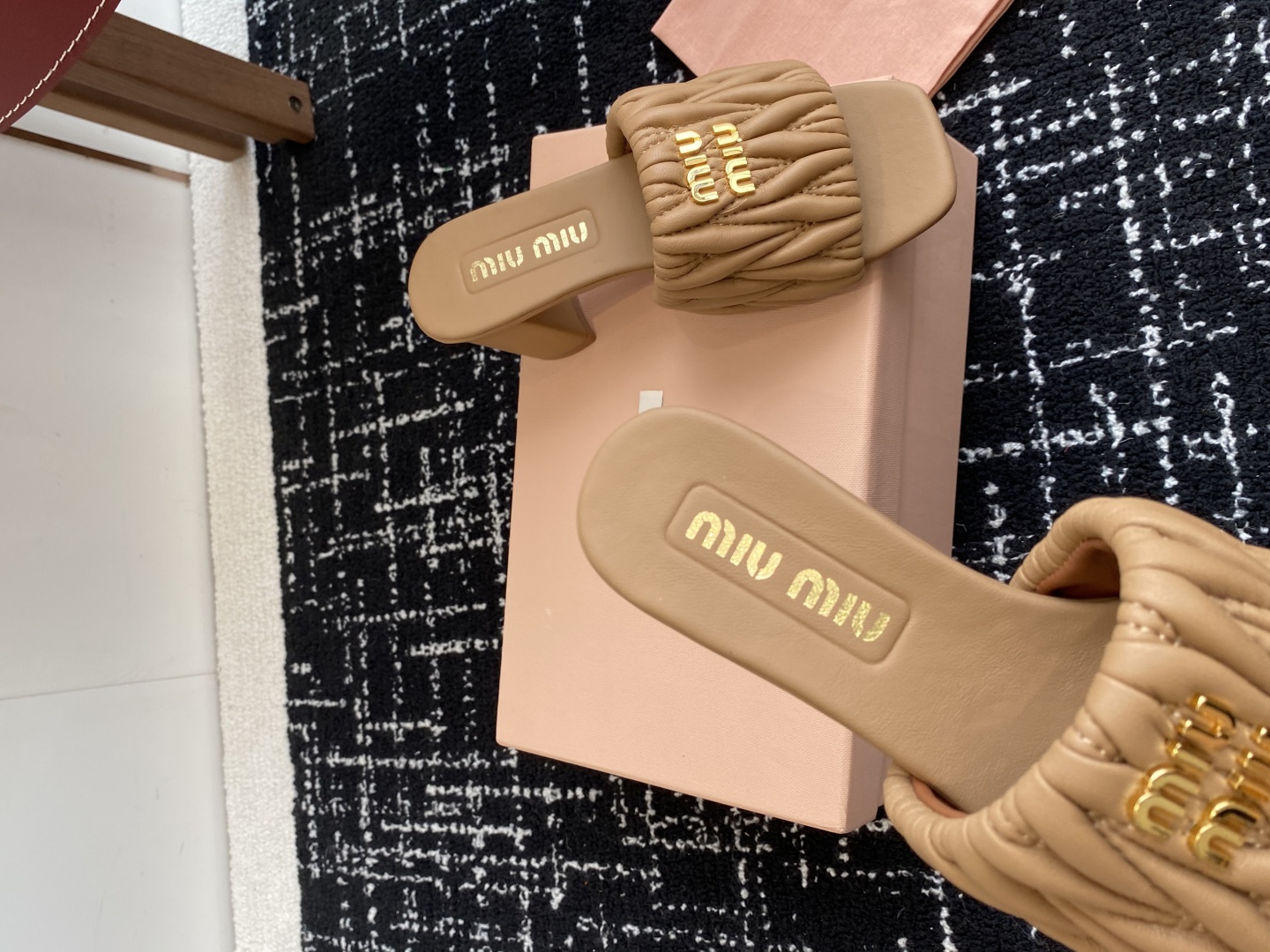 代购级
Miu Miu 25ss 最新夏季 粗跟 褶皱 牛仔布 拖鞋

今年夏天为你们多准备几双必备拖鞋