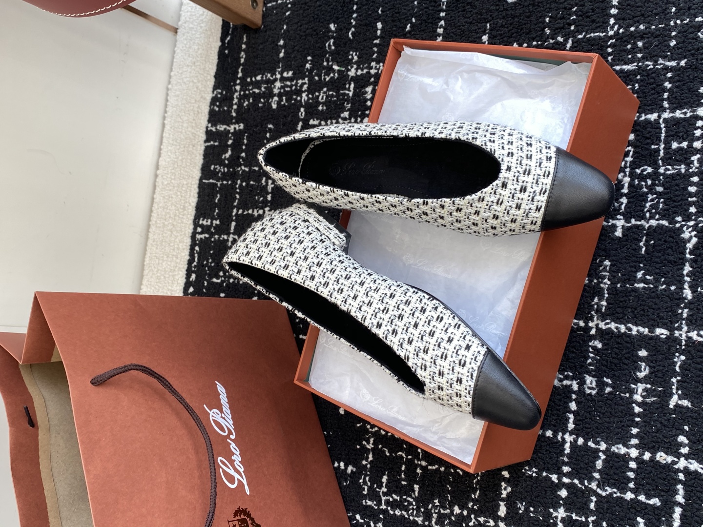 代购级
Loro Piana/ lp。 25ss 春夏新款 经典绝美 复古平底单鞋 

极简主义风格，复