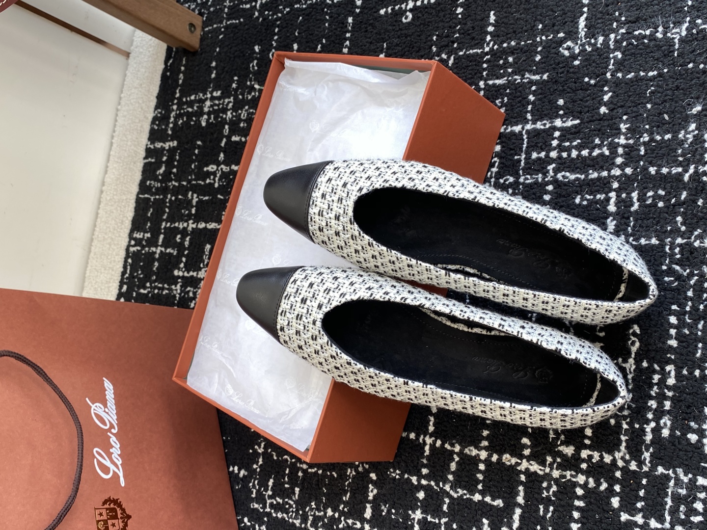 代购级
Loro Piana/ lp。 25ss 春夏新款 经典绝美 复古平底单鞋 

极简主义风格，复