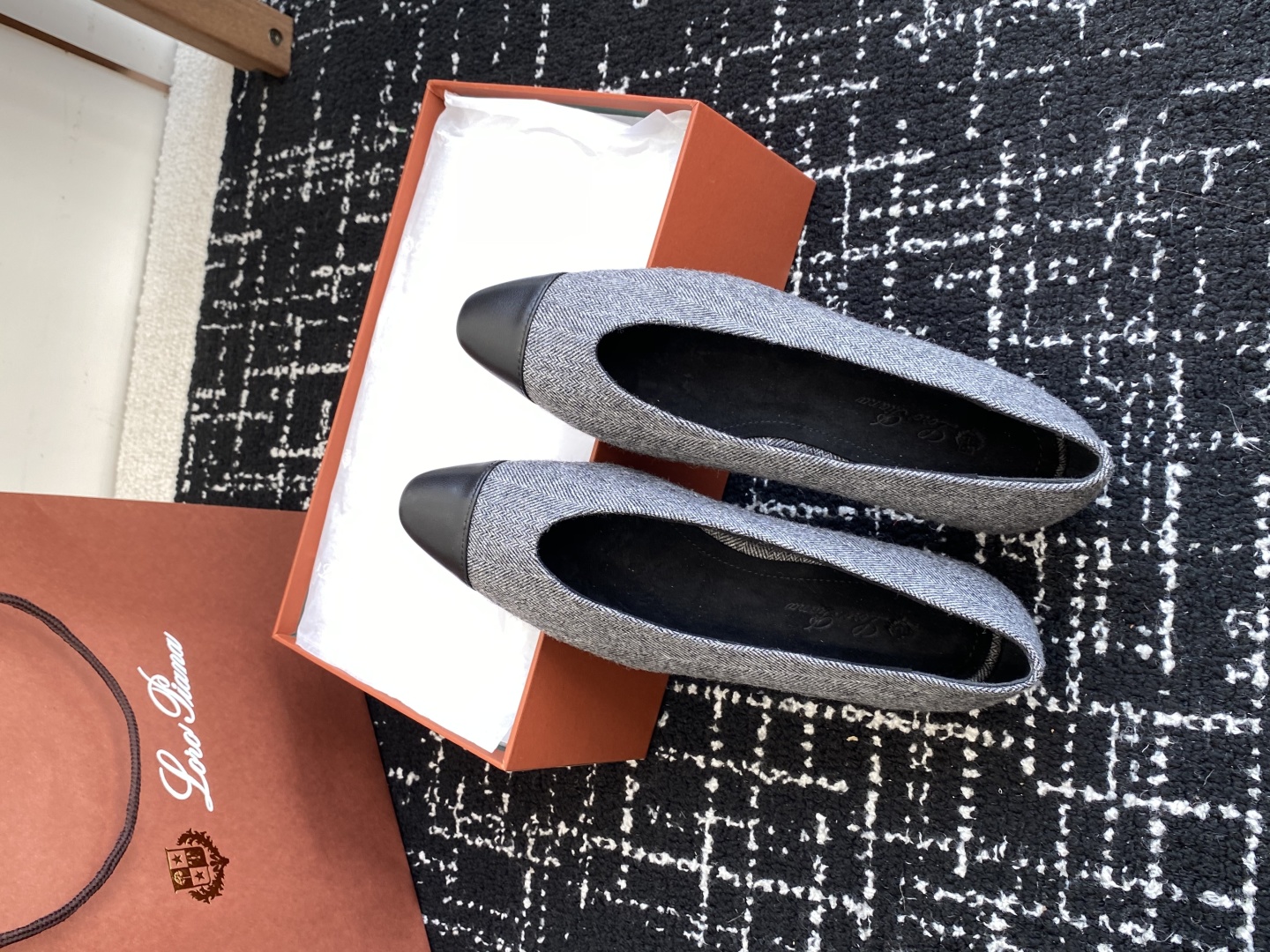 代购级
Loro Piana/ lp。 25ss 春夏新款 经典绝美 复古平底单鞋 

极简主义风格，复