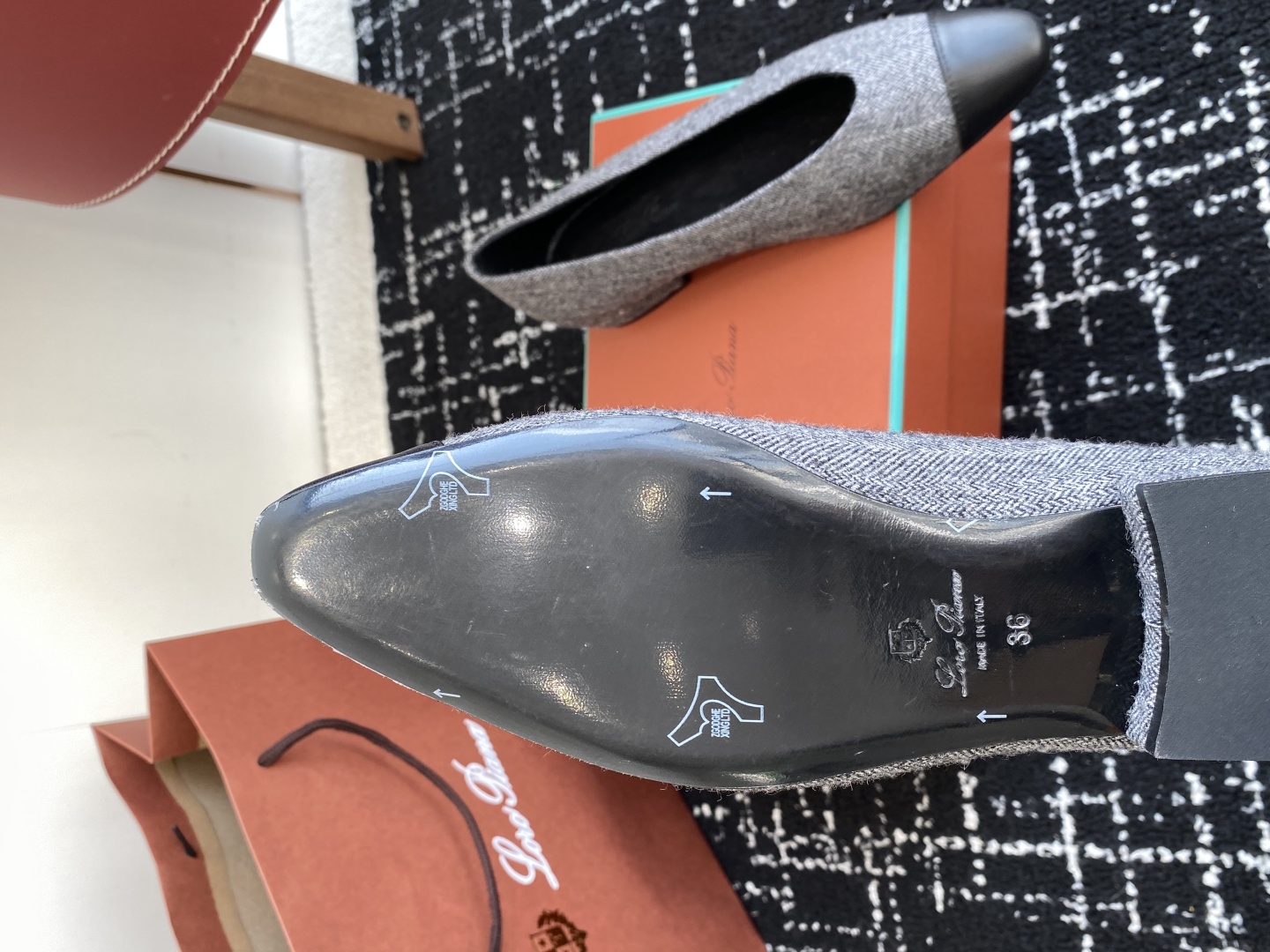 代购级
Loro Piana/ lp。 25ss 春夏新款 经典绝美 复古平底单鞋 

极简主义风格，复