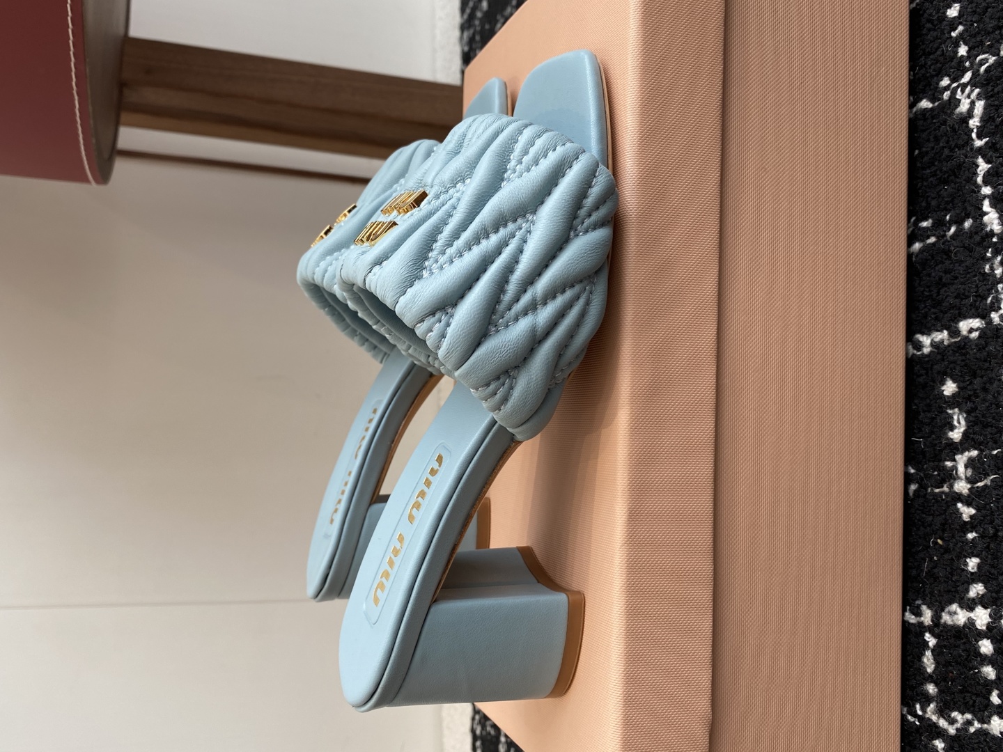 代购级
Miu Miu 25ss 最新夏季 粗跟 褶皱 牛仔布 拖鞋

今年夏天为你们多准备几双必备拖鞋