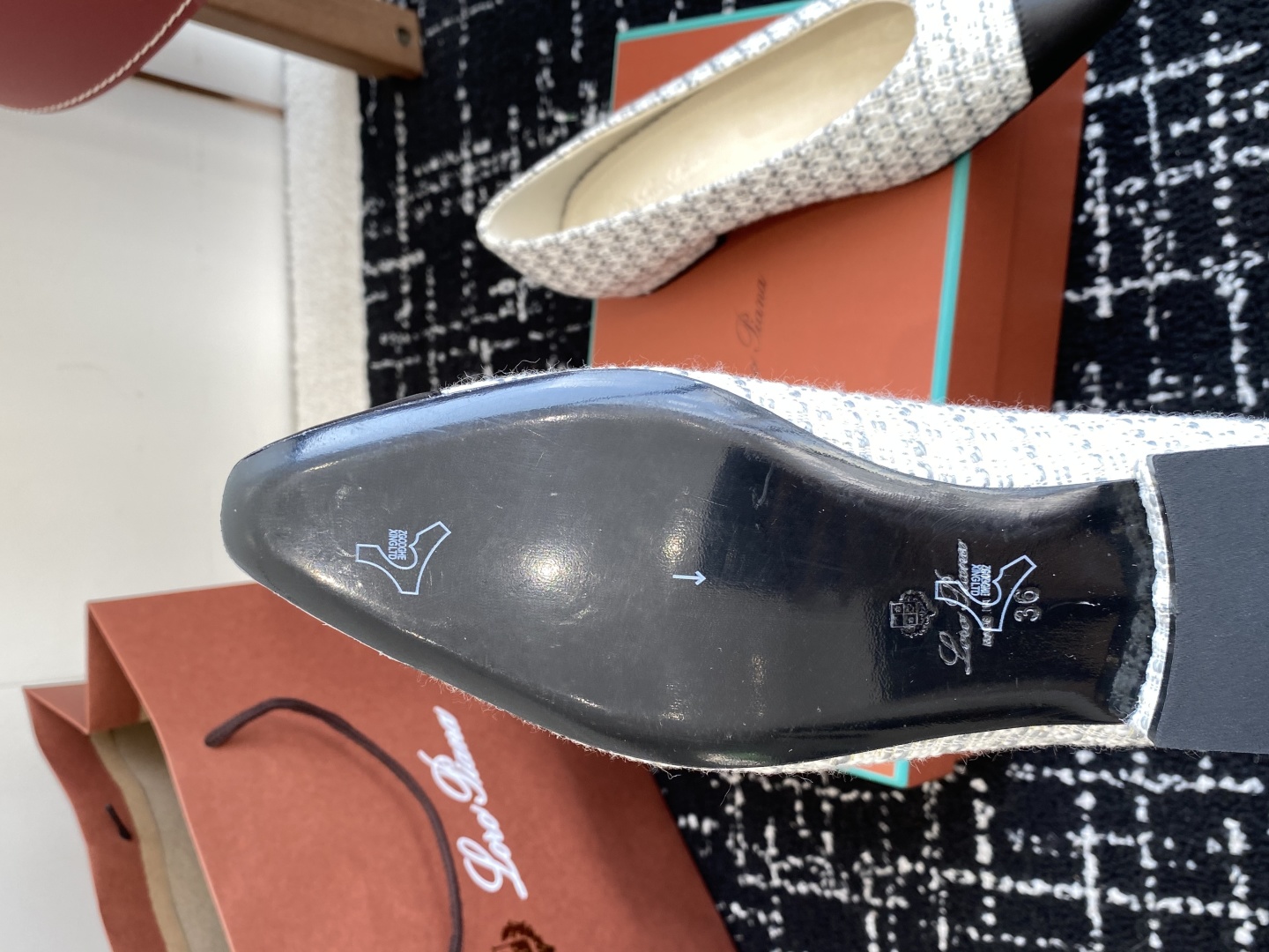代购级
Loro Piana/ lp。 25ss 春夏新款 经典绝美 复古平底单鞋 

极简主义风格，复
