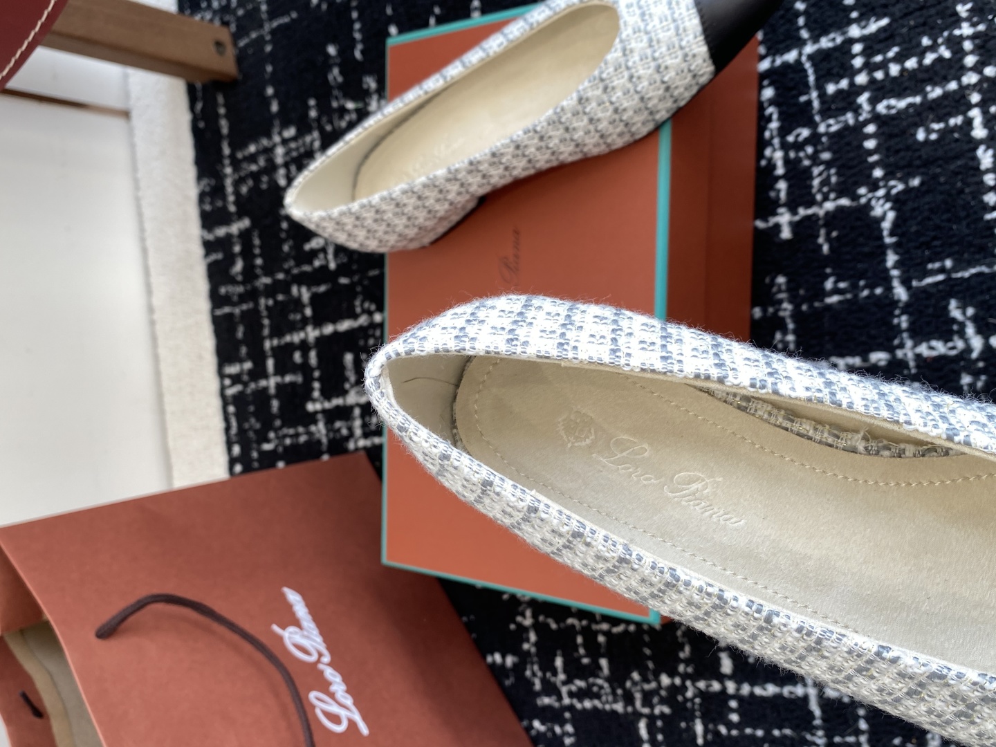 代购级
Loro Piana/ lp。 25ss 春夏新款 经典绝美 复古平底单鞋 

极简主义风格，复