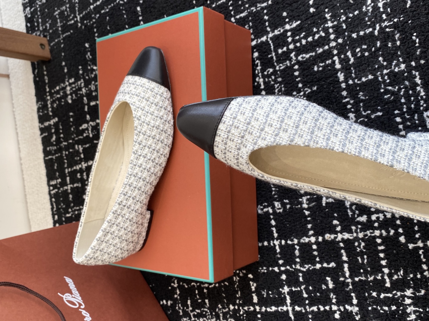 代购级
Loro Piana/ lp。 25ss 春夏新款 经典绝美 复古平底单鞋 

极简主义风格，复