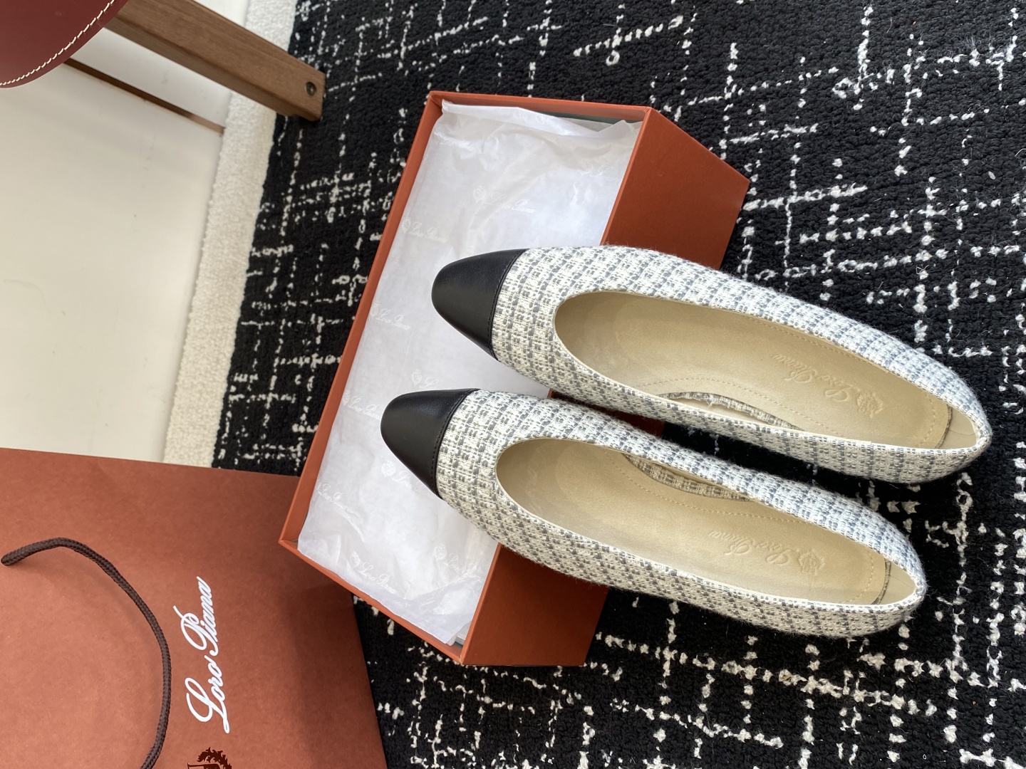 代购级
Loro Piana/ lp。 25ss 春夏新款 经典绝美 复古平底单鞋 

极简主义风格，复