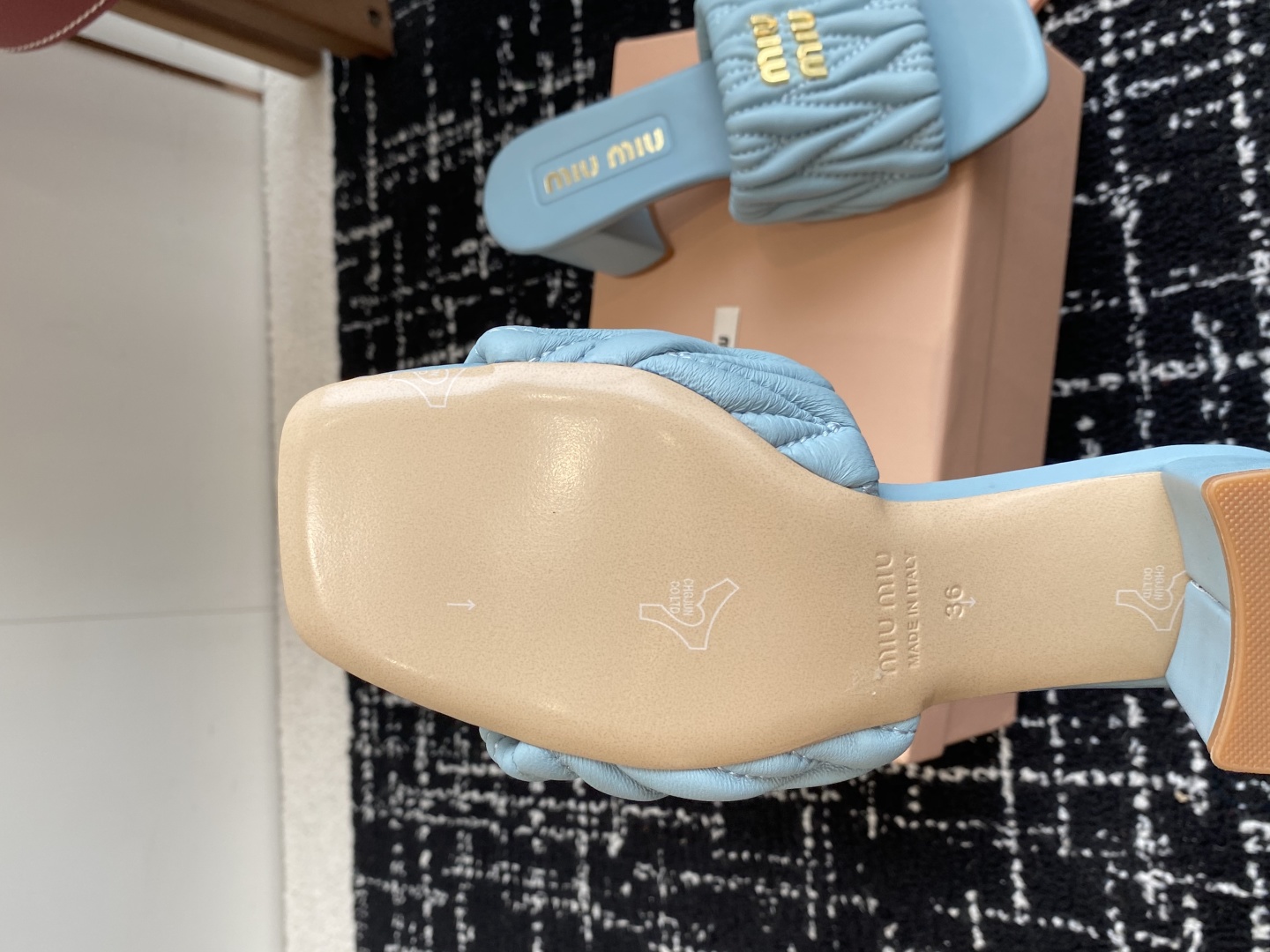 代购级
Miu Miu 25ss 最新夏季 粗跟 褶皱 牛仔布 拖鞋

今年夏天为你们多准备几双必备拖鞋