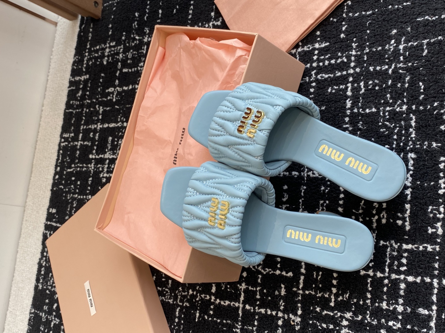 代购级
Miu Miu 25ss 最新夏季 粗跟 褶皱 牛仔布 拖鞋

今年夏天为你们多准备几双必备拖鞋