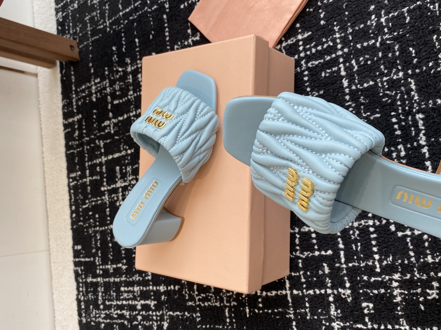 代购级
Miu Miu 25ss 最新夏季 粗跟 褶皱 牛仔布 拖鞋

今年夏天为你们多准备几双必备拖鞋