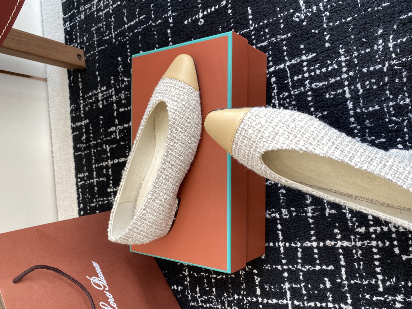 代购级
Loro Piana/ lp。 25ss 春夏新款 经典绝美 复古平底单鞋 

极简主义风格，复
