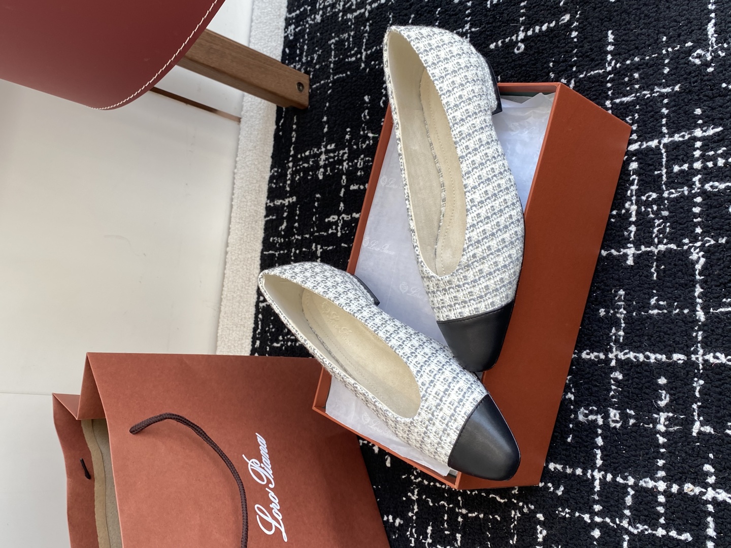 代购级
Loro Piana/ lp。 25ss 春夏新款 经典绝美 复古平底单鞋 

极简主义风格，复