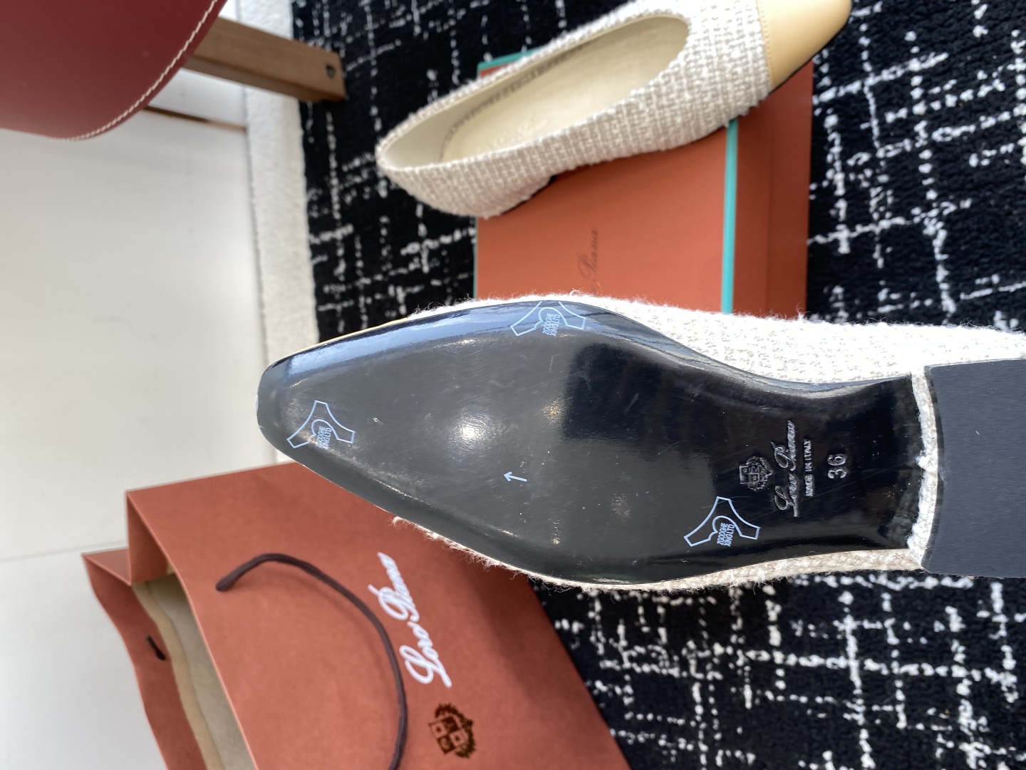 代购级
Loro Piana/ lp。 25ss 春夏新款 经典绝美 复古平底单鞋 

极简主义风格，复