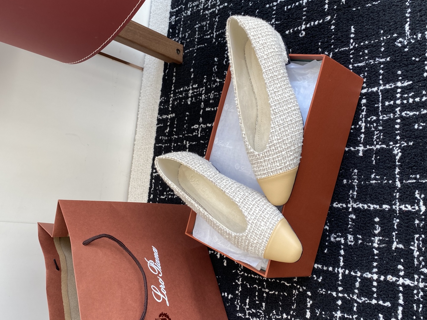 代购级
Loro Piana/ lp。 25ss 春夏新款 经典绝美 复古平底单鞋 

极简主义风格，复