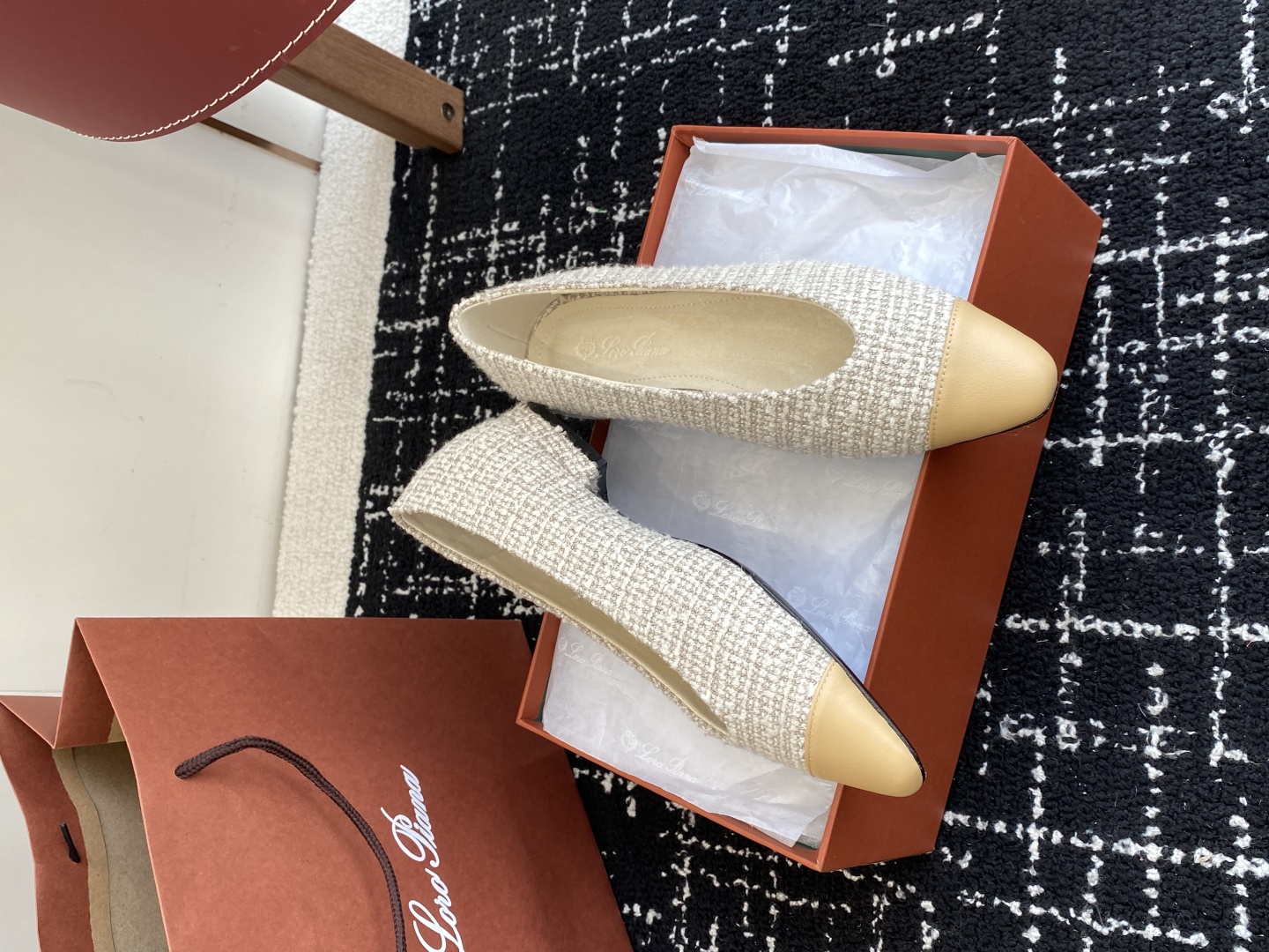 代购级
Loro Piana/ lp。 25ss 春夏新款 经典绝美 复古平底单鞋 

极简主义风格，复
