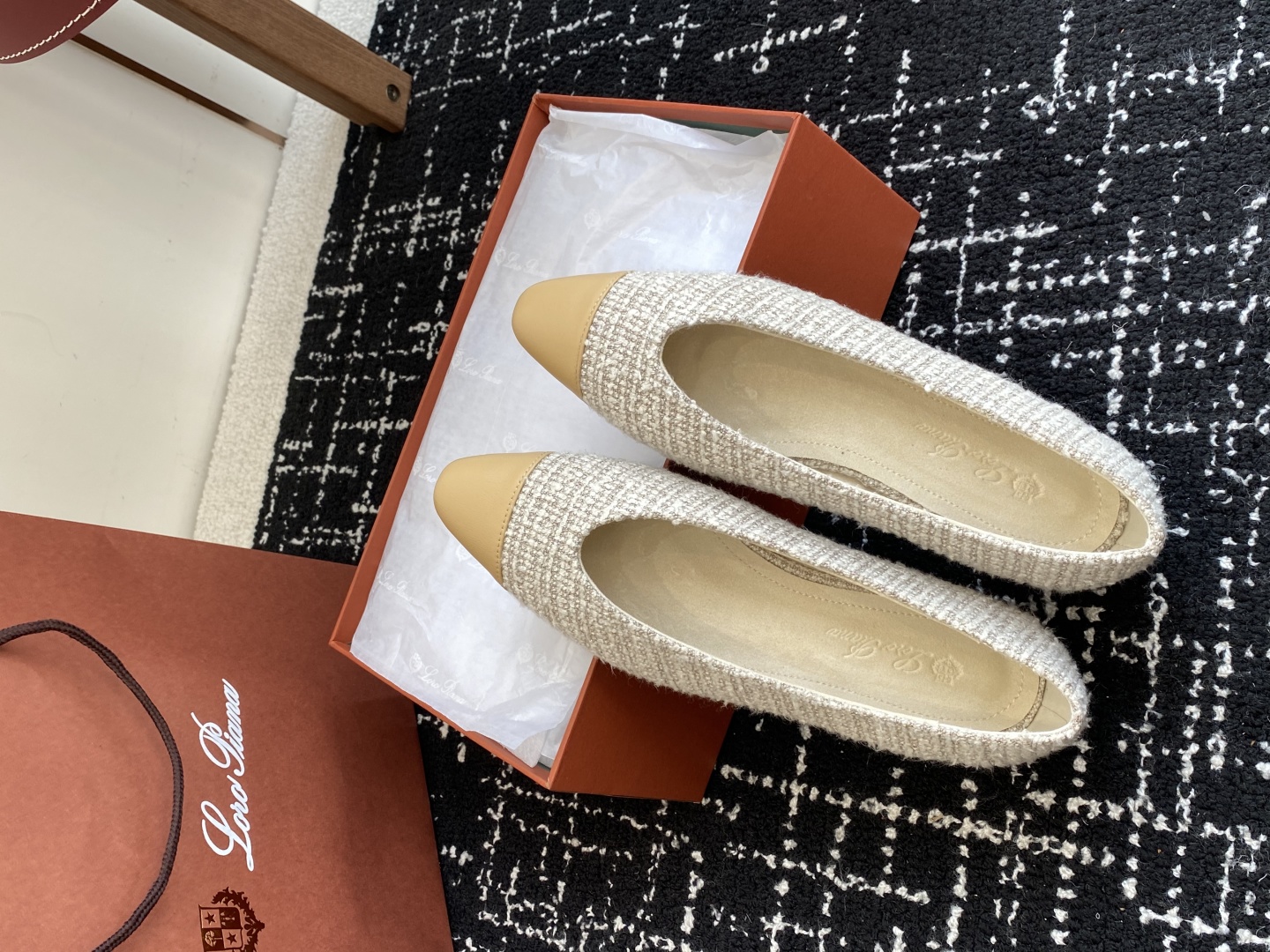 代购级
Loro Piana/ lp。 25ss 春夏新款 经典绝美 复古平底单鞋 

极简主义风格，复